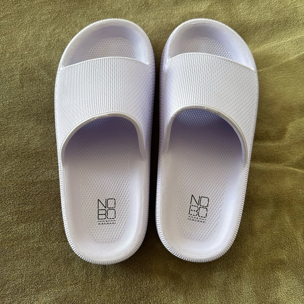No boundaries slides size 6
